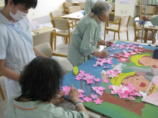 脳がよろこぶ会「桜花びら折り紙」：IHI播磨病院5階病棟レクリエーション